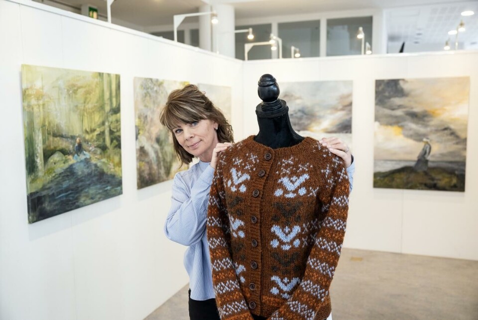 Anna Lind Bengtsson i Stormskärs Majas värld Hon har även designat och stickat en kofta utifrån en kofta som Maja har på sig i filmen.