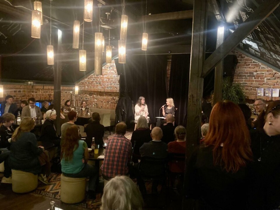 En bakficka full av bokälskare Noémi Kiss-Deákis intervjuades av Aino Waller.