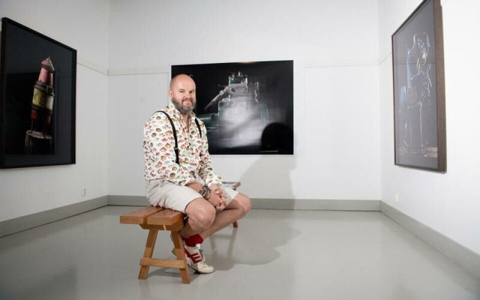 ”Snurrorna var äventyrsmaskinerna som satte fart på fantasin”, berättar konstfotografen Kenneth Bamberg som är aktuell med en serie fotografier av inombordare som har suttit i gamla båtar. Utställningen ”The young boy and the sea: Beyond the horizon” visas just nu på Ålands jakt- och fiskemuseum.Foto: Hulya Tokur Ehres