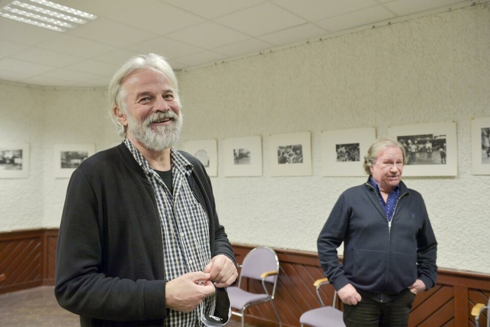 Tom Eckerman och Lennart Alexandersson gick igenom runt 200 fotografier som bevarats i Ålands museums arkiv. ”Det är roligt att se de här bilderna igen efter 40 år”, säger Lennart Alexandersson.
