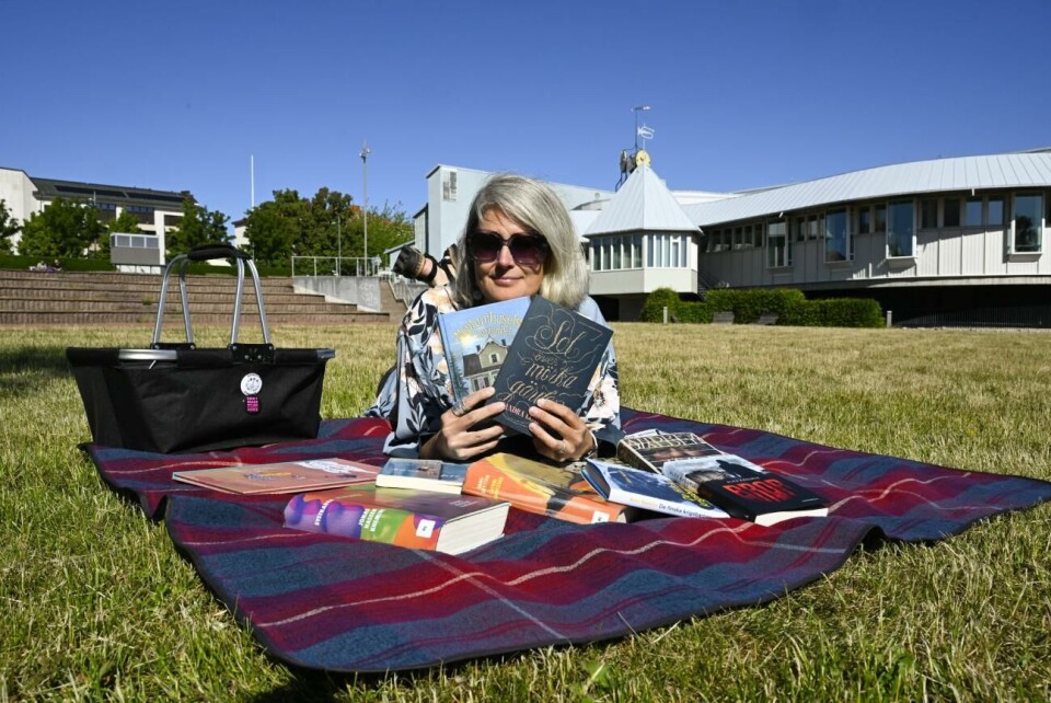 Biblioteket tipsar om sommarböcker Inför sommarens läsning tipsar bibliotekarien Annica Andersson bland annat om 'Neptunihusets hemligheter' och 'Sol över mörka gärden'.