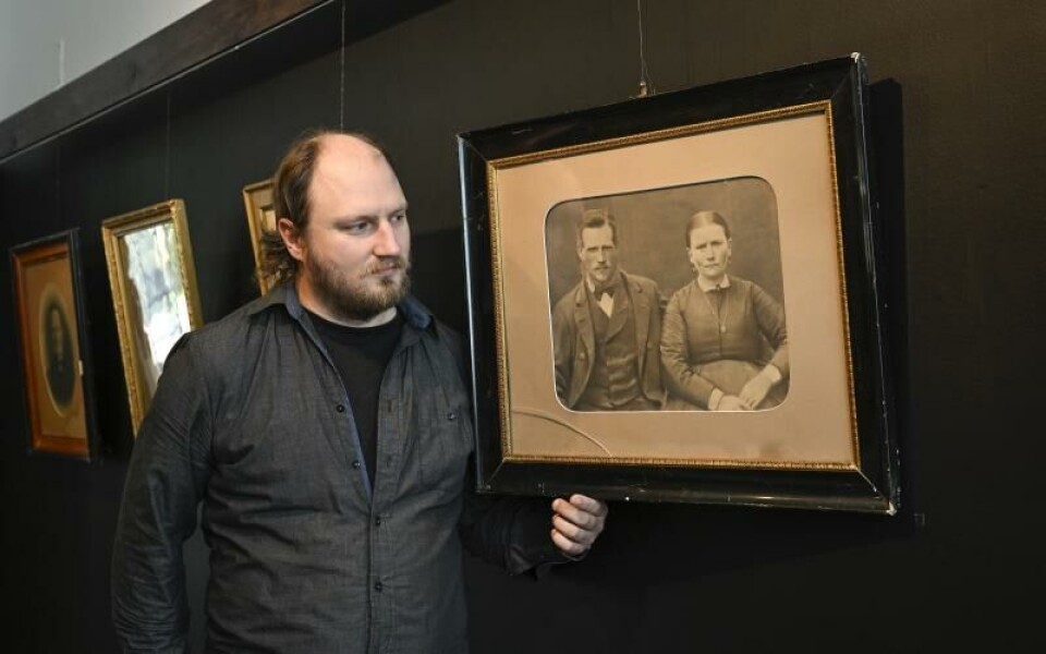 Rasmus Olin, intendent på Ålands fotografiska museum, hoppas allmänheten kan hjälpa till med att identifiera personerna på de gamla fotografierna. Foto: Robert Jansson