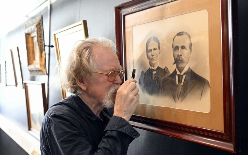 Flera av fotografierna är retuscherade. Det syns tydligt om man undersöker närmare med lupp, förklarar Olle Strömberg.Foto: Robert Jansson