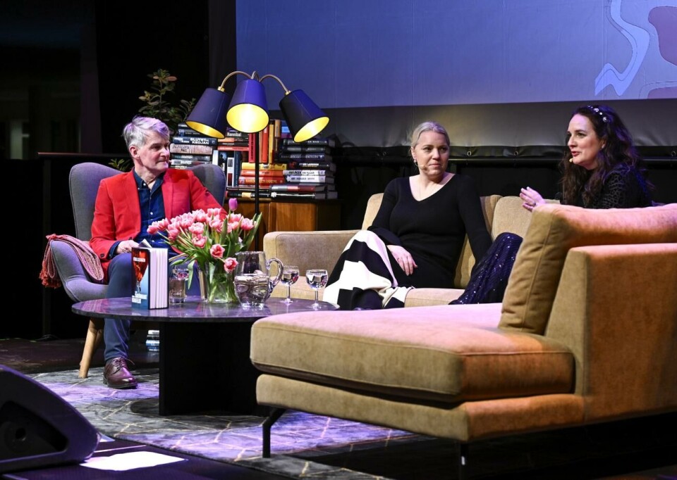 Nästa bok av Carina Bergfeldt och Sofie Sarenbrant heter ”Långfredagen”. Deras huvudperson tv-showvärden Frida återkommer och hamnar mitt i ett bombdrama under ett direktsänt tv-program. Nästa bok av Carina Bergfeldt och Sofie Sarenbrant heter ”Långfredagen”. Deras huvudperson tv-showvärden Frida återkommer och hamnar mitt i ett bombdrama under ett direktsänt tv-program.