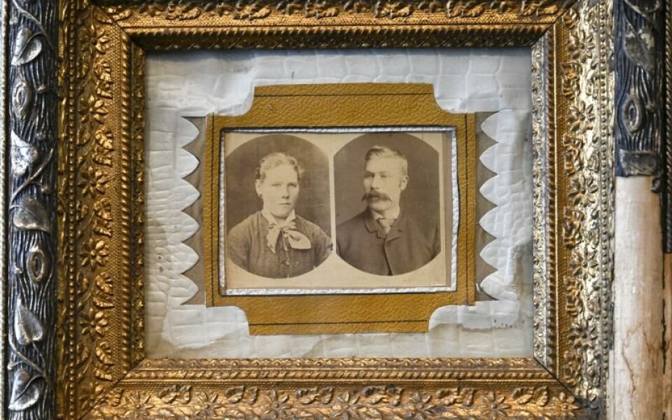 Monteringen av fotografierna är sinnrik. Här har man klämt fast fotot bakom såväl läder, papper som glas. Bilden är troligen från 1890-talet.Foto: Robert Jansson