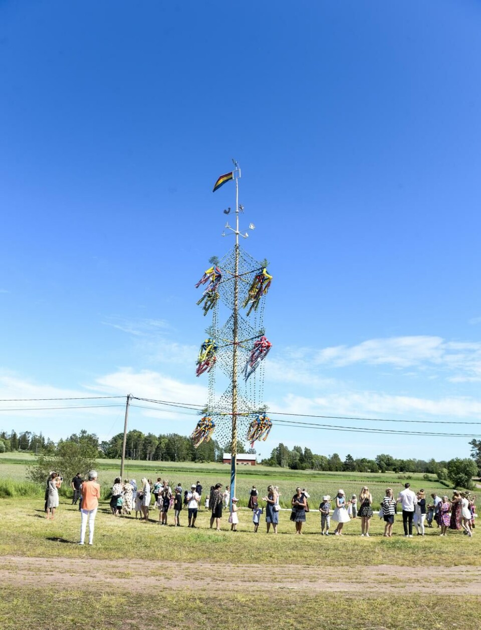 Danser runt midsommarstången hör till midsommarfirandet. Förr i tiden var det främst ungdomar som dansade ringdanser med hopp om att hitta en romantisk partner Danser runt midsommarstången hör till midsommarfirandet. Förr i tiden var det främst ungdomar som dansade ringdans med förhoppningen om att hitta en romantisk partner.