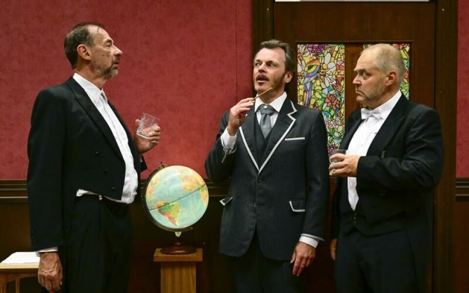 Ulf Weman, Niklas Häggblom (Phileas Fogg) och Mikael Lagström i diskussion om hur många dagar det tar att resa runt jorden.Foto: Robert Jansson