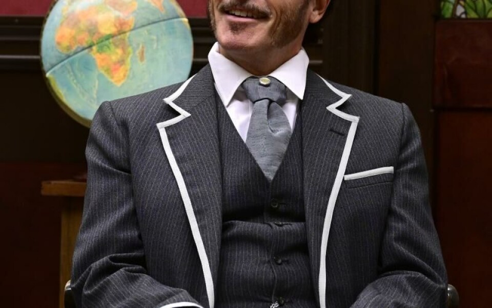 Niklas Häggblom, pjäsens Phileas Fogg, är känd från rollen som Julius Sundblom i ”Ålandskungen”.Foto: Robert Jansson