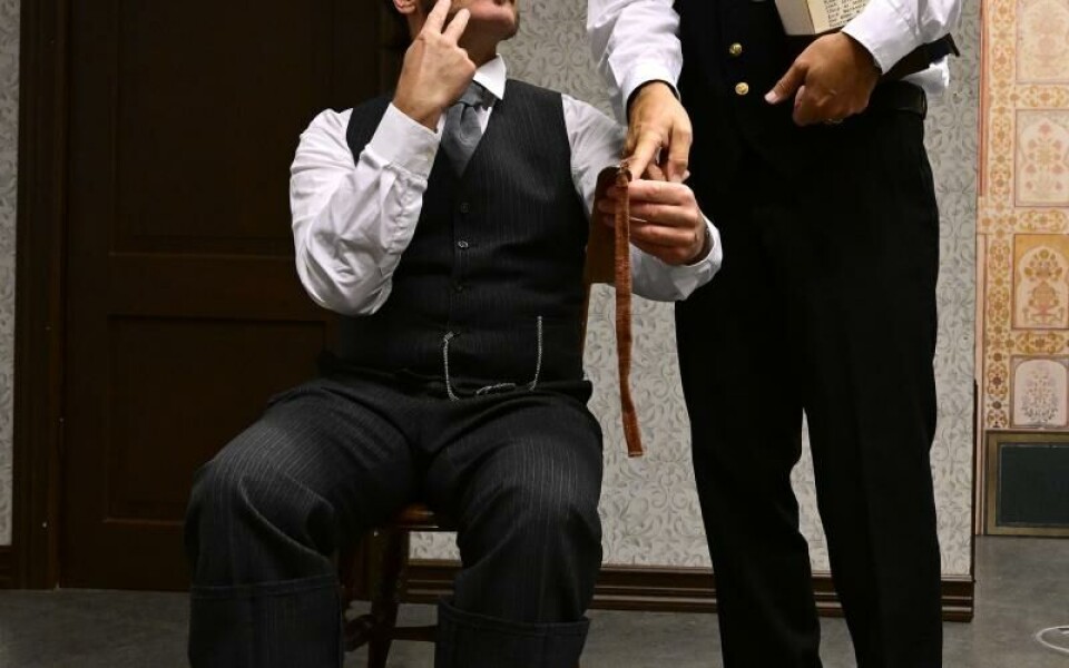 Kenneth Johans (till höger) spelar åtta olika karaktärer, varav en är kvinna. Här ses han med Niklas Häggblom.Foto: Robert Jansson