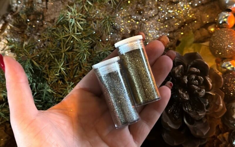 Man kan strö glitter över mossa och annat fint man hittar i skogen. Resultatet blir en enkel men vacker dekoration. Foto: