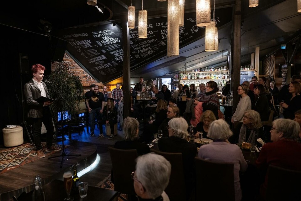 Scenen är öppen och mikrofonen är på Frans Erlandsson ska vara konferencier under fredagens ”Open mic'. Bilden togs förra året under evenemanget ”Bakfickan” på Indigo.Daniel Eriksson