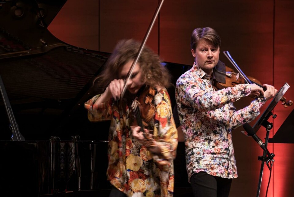 Minna Pensola framförde bland annat tre polskos från Österbotten tillsammans med de övriga spelmännen. Här tillsammans med Antti Tikkanen. Minna Pensola framförde bland annat tre polskos från Österbotten tillsammans med de övriga spelmännen. Här tillsammans med Antti Tikkanen.