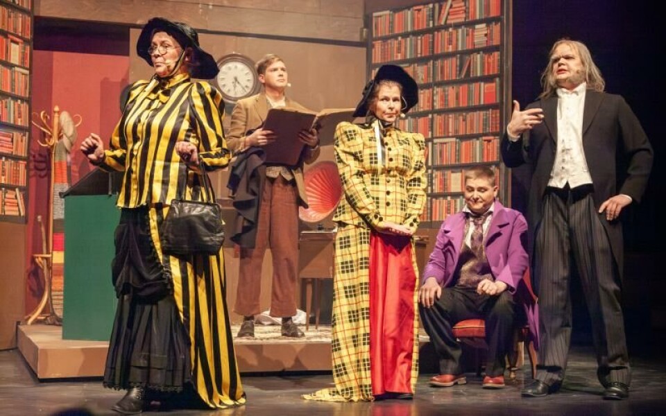 Scenografi och kostym gör ”En julsaga” till en smarrig teaterbakelse. Här syns Tina Sjövall som Lavinia Bentham, Niklas Troberg som Cratchit, Ninnie Westerback som Hermione Bentham, Jimmy Konttinen som Frederick och Carl-Michael Nygård som Ebenezer Scrooge.Foto: Rasmus Westerbac