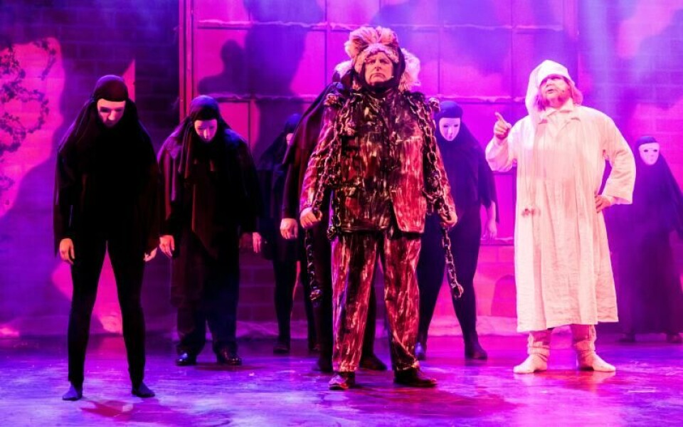 Jan-Erik Berglund gör en strålande insats som spöket Marley med rasslande kedjor som hemsöker Scrooge (Carl-Michael Nygård).Foto: Rasmus Westerbac