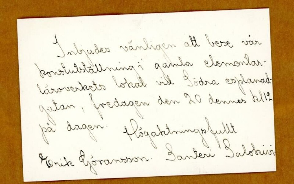 Handskrivet inbjudningskort till Salokivis och Erik Göranssons gemensamma utställning i gamla rådhuset i Mariehamn sommaren 1923. Tillhör Önningebymuseet, dit kortet donerats av Kurt Simons.Foto: