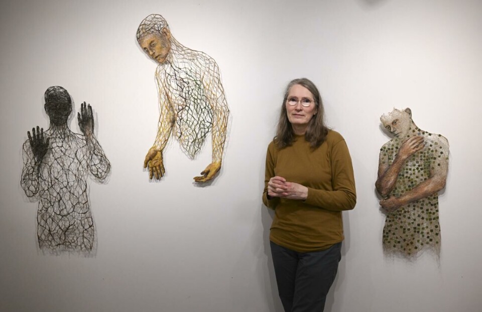 Den finländska textilkonstnären Raija Jokinen skapar framför allt människor genom en egen teknik. Hennes verk har visats världen över. i December ställer hon ut på Galleriet i Mariehamn. Den finländska textilkonstnären Raija Jokinen skapar framför allt människor genom en egen teknik. Hennes verk har visats världen över. i December ställer hon ut på Galleriet i Mariehamn.