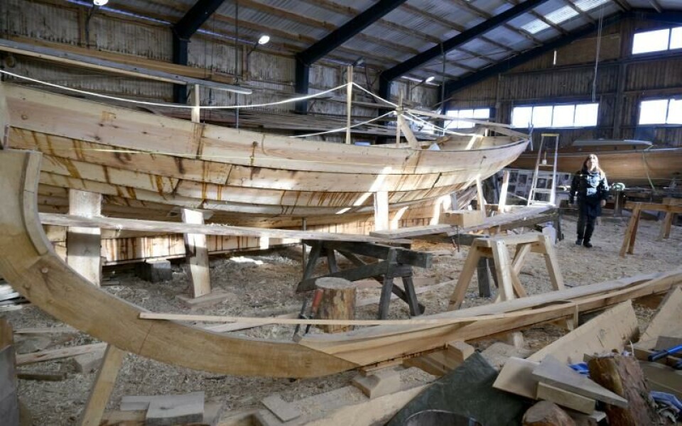 Två pågående båtbyggen. Sjökvarteret har bland annat sökt ekonomiska medel för att kunna underhålla maskinerna som används vid båtbyggen. Foto: Robert Jansson