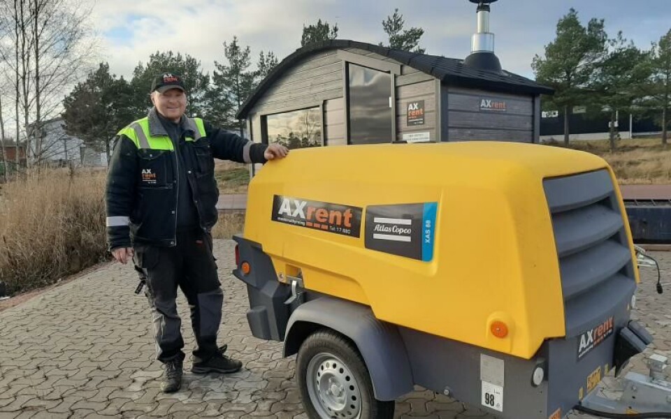 Tänk som en Miljönär! Det gynnar både miljön och din ekonomi Simon på AXRENT står bredvid kompressor