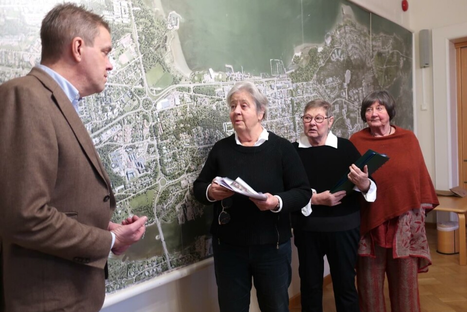Stadsdirektör Arne Selander mottog namninsamlingen med 687 namn som vill att en demensby byggs på Ytternäs ängar.