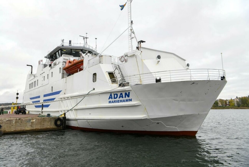 Ådan lämnade lastbilar på kajen Ådan lämnade två lastbilar kvar vid kaj, trots att bägge chaufförer var i god tid före avgång.