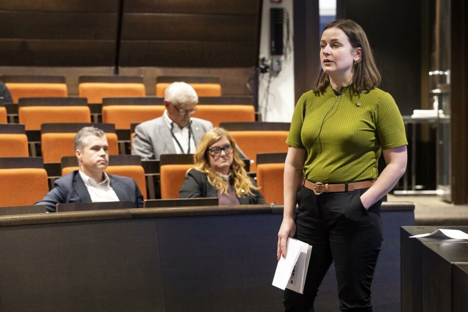 Anna Häger från Ilmatar uppmanade politikerna att vara noggranna när de tar beslut om vindkraftssatsningen i de åländska vattnen. I bakgrunden syns 0X2:s Anders Wiklund (till vänster), vice lantrådet Harry Jansson (C) och Ilmatars Anna Karlsson. Ålands landskapsregering, Finans- och näringsutskottet, hörande om vindkraft, Anna Häger