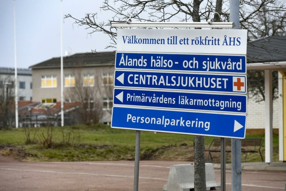 Besöken till primärvården under 2022 var 145.000, en minskning med 37.000 besök från föregående år, skriver Åsub. Ålands hälso- och sjukvård har det överfullt på flera avdelningar. ”Det är flera infektioner som går, RS-virus, andra influensor och magsjukor”, säger chefläkare Janek Frantzén vid veckans coronapressinformation, och vädjar ålänningarna att noga följa hygienråden.