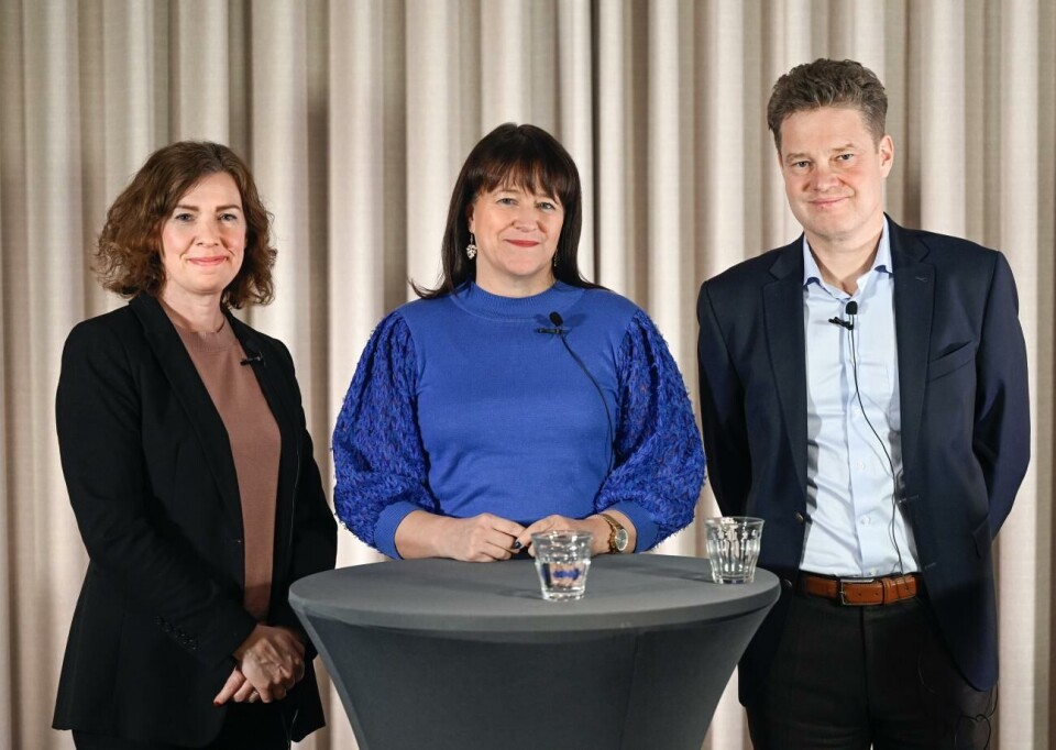 Utredningen om äldres roll i ekonomin utgör ett underlag till det äldrepolitiska programmet som landskapsregeringen håller på och tar fram. Från vänster specialsakkunnig Susanne Broman, social- och hälsovårdsminister Annette Holmberg-Jansson och professor Edvard Johansson.