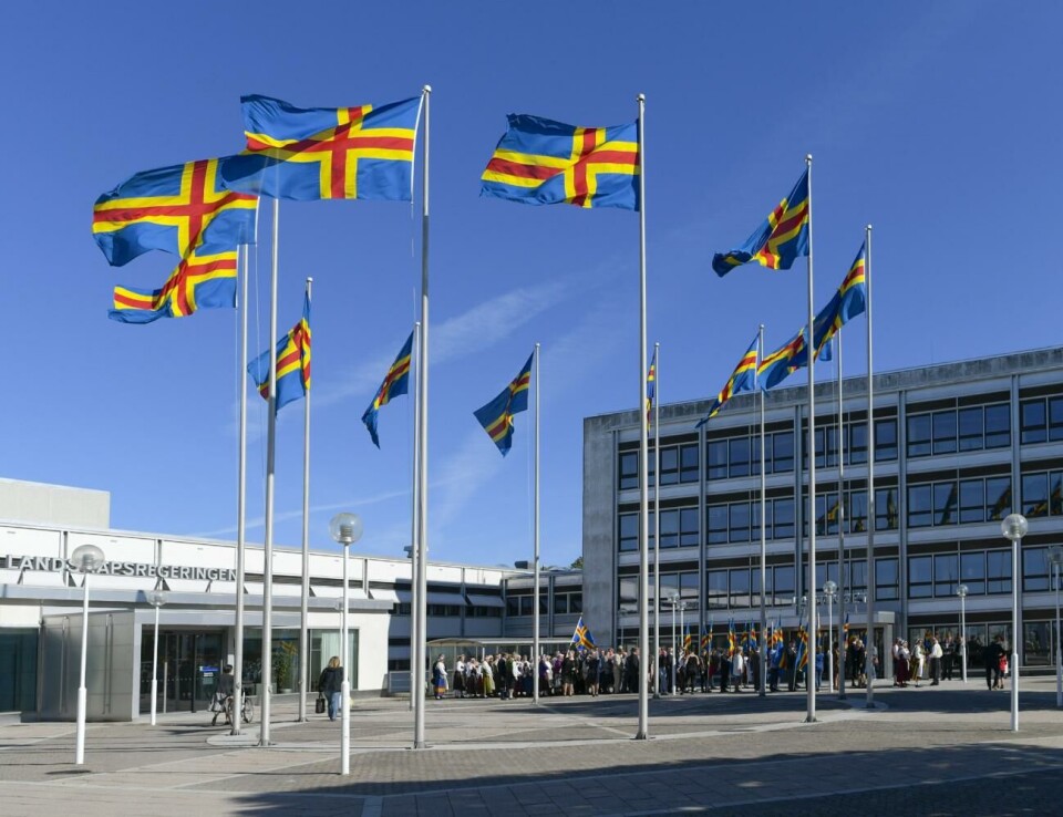 ”En ändring av grundlagen borde inte kunna göras på ett sådant sätt den de facto innebär en begränsning av det som lagtinget tidigare har kunnat göra”, säger Sten Palmgren. Flaggor, lagtinget.