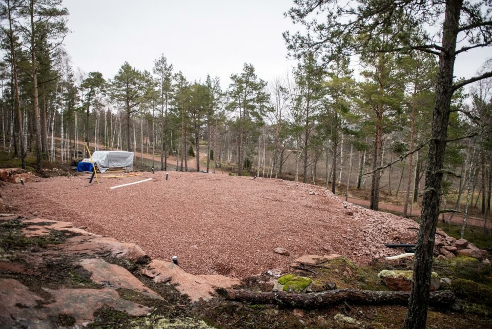 Vad som döljer sig under gruset är oklart. Arbetet har stått stilla sedan byggnadsinspektören stoppade det efter en inspektion i maj i fjol. Husgrund, Fagerlundsvägen 122, Finström, bygg