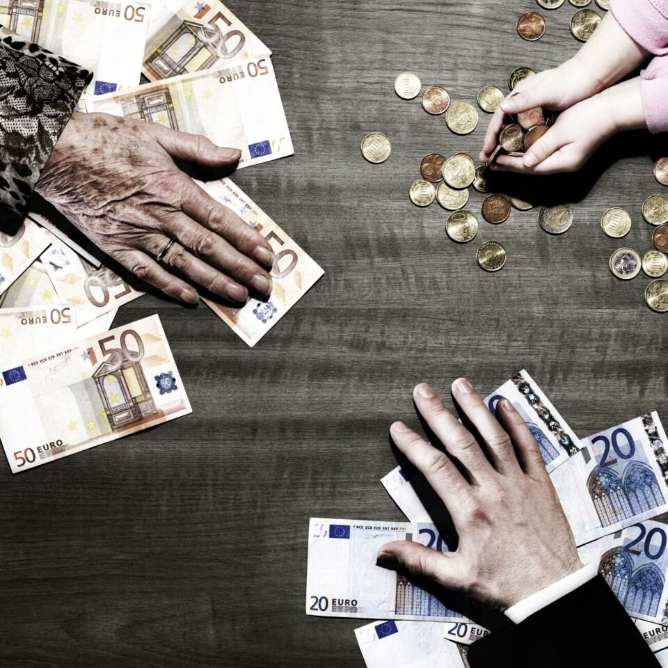 Ny statistik visar att ålänningarna får 70 procent större arv än genomsnittet i Finland. År 2019 låg arvslotterna på i medeltal 23.000 euro. 3 generations of hands with euro coins and notes on table