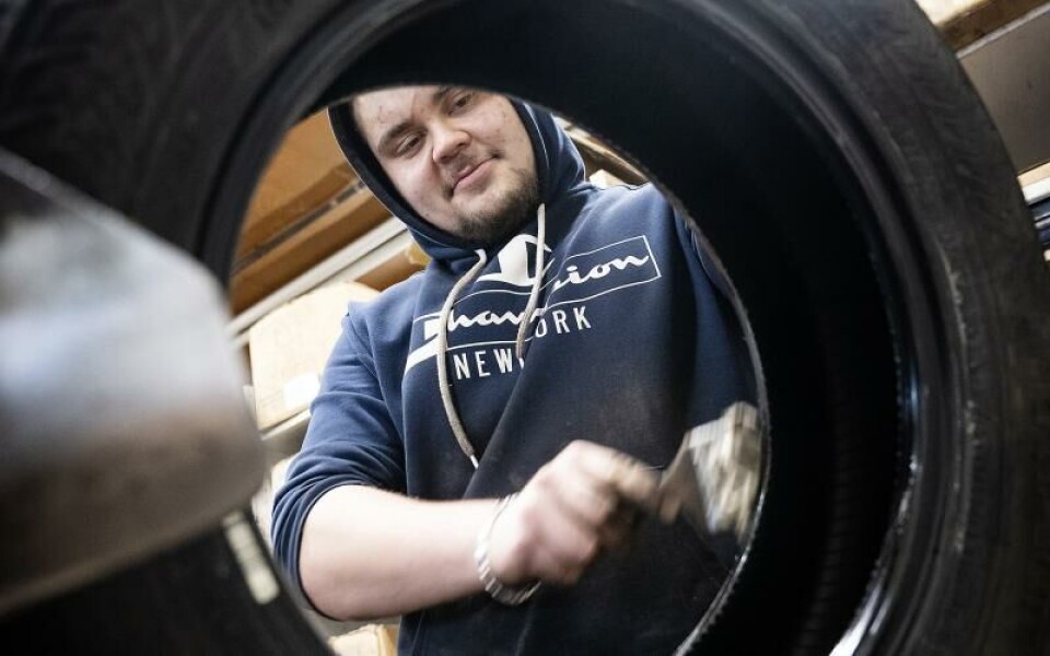 Sebastian Karlsson kan sina däck. I lite drygt ett och ett halvt år har han jobbat på Rollic.Foto: DANIEL ERIKSSON