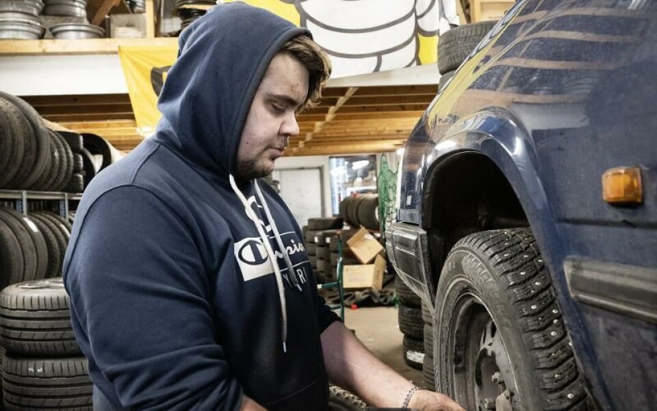 När det är som intensivast byter Sebastian Karlsson däck på cirka 20 bilar om dagen.Foto: DANIEL ERIKSSON