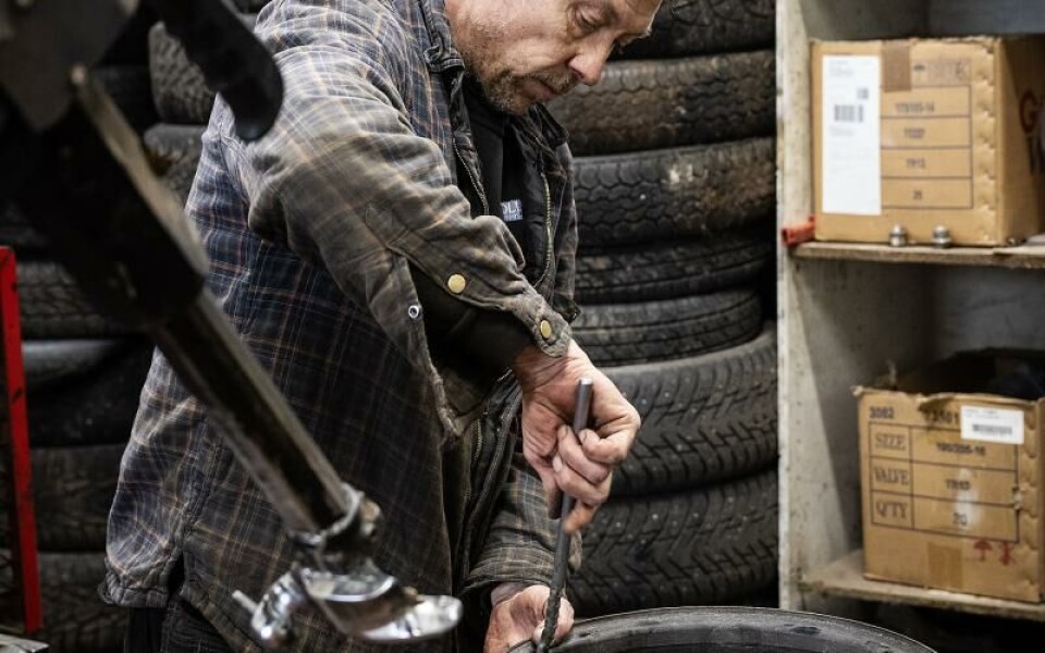 John-Erik Ruud förbereder fälgen för att sätta på ett däck.Foto: DANIEL ERIKSSON