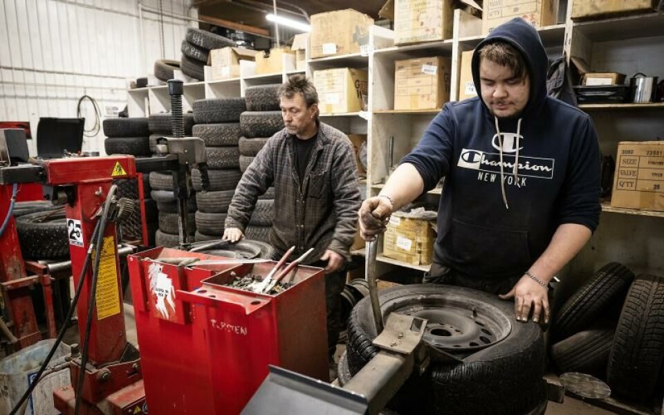 Sida vid sida står John-Erik Ruud och Sebastian Karlsson för att se till att arbetet flyter på så bra som möjligt.Foto: DANIEL ERIKSSON