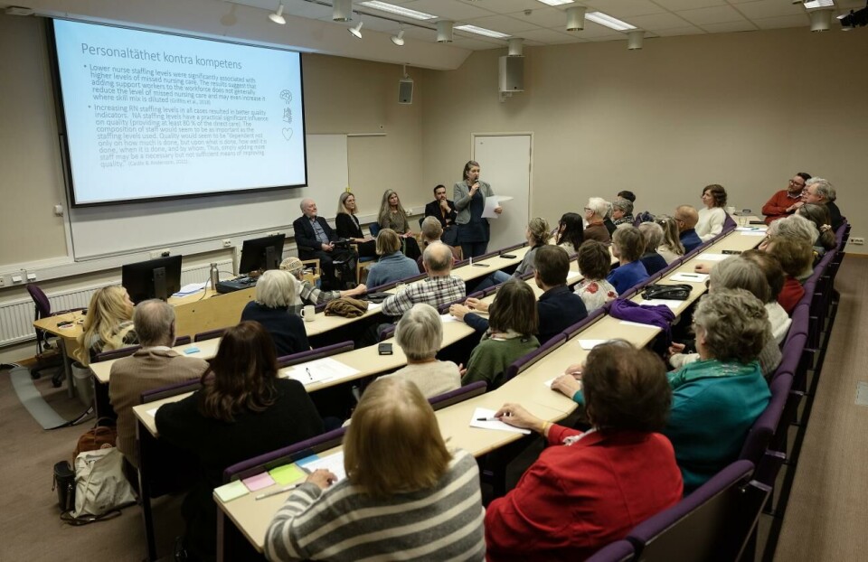 Rebecca Rickert-Olsson var konferencier för HI:s seminarium “En hållbar äldreomsorg – ett värdigt liv för alla” i torsdags. Det avslutades med en paneldiskussion där Leif Jansson, Erika Boman, Carola Sjöblom och Arsim Zekaj deltog. Debatt om äldreomsorg, Hållbart initiativ