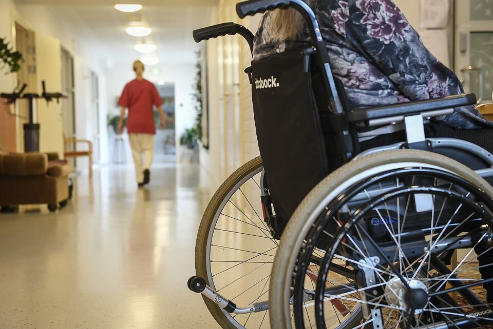 Närvårdare är en grupp som har rätt till engångsersättningen. Bilden är tagen i ett annat sammanhang, och personerna på bilden har inget samband med artikeln. Vård, äldrevård, Solgården i Eckerö