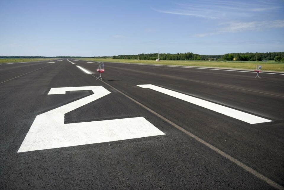 Från oktober och två månader framöver trafikerar ett nytt bolag på Arlanda. Mariehamn flygplats, Finavia, flyg, nyrenoverad *** Local Caption *** @Bildtext:Landningsbanor numreras efter banans kompassriktning. 21 står för 210 grader. I bakgrunden syns discgolfkorgar, eftersom invigningen hade discgolf som en programpunkt.