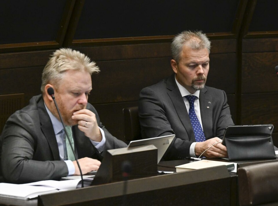 Moderaternas partiledare Wille Valve (vänster) konstaterade att det inte finns någon majoritet för en tunnel till Föglö. Här tillsammans med partikamraten Mika Nordberg som kritiserade tunnelplanerna tidigare i debatten.