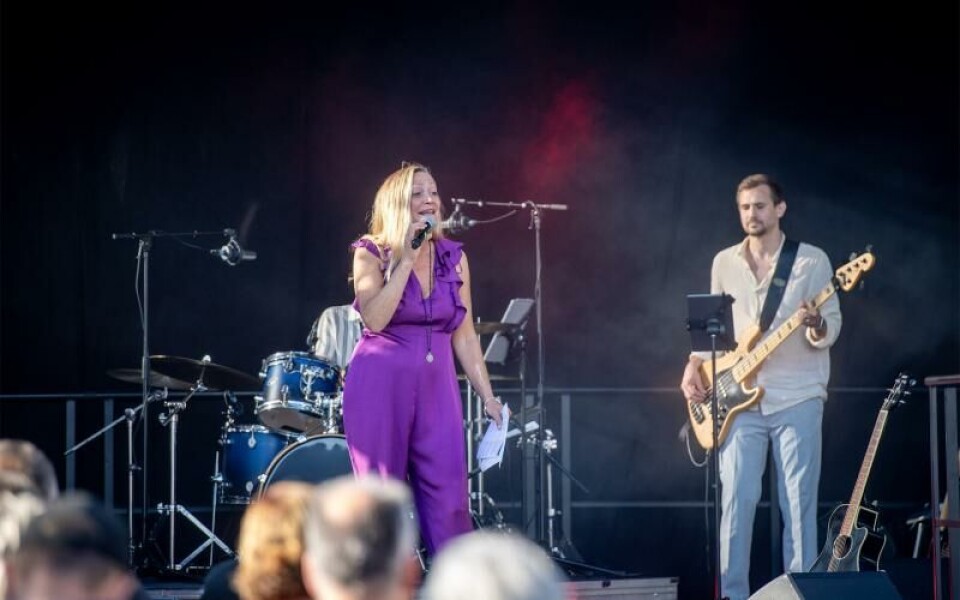 Konferencieren Petronella Wester inleder allsången med ”En sjöman älskar havets våg”.@Normal_indrag:Foto: Hülya Tokur-Ehres