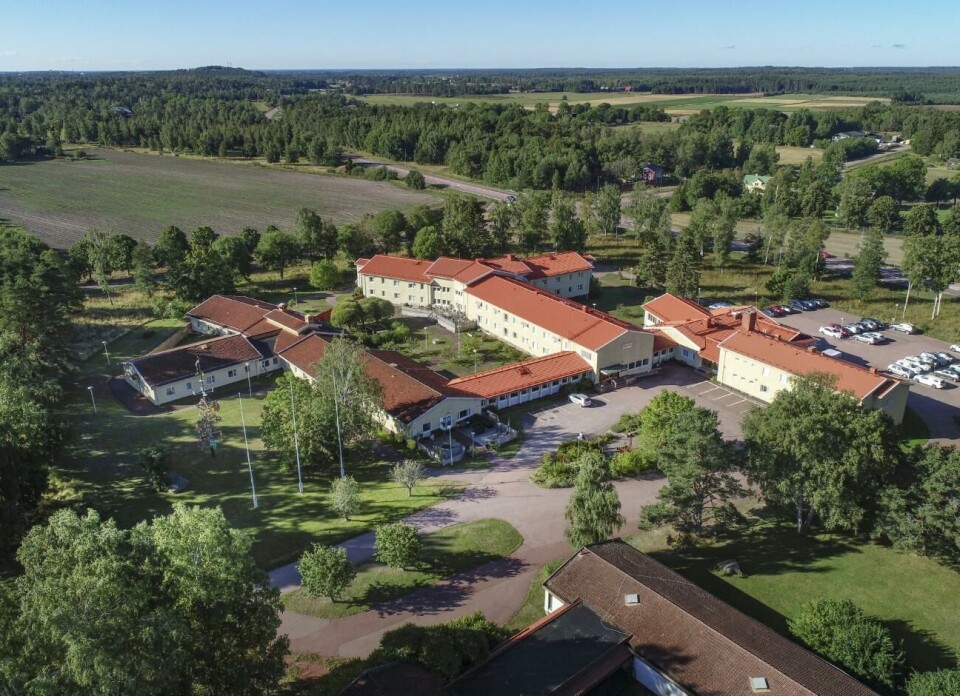 Landskapsregeringen vill att institutionsvården, som i dag bedrivs på Oasen (bilden) och Trobergshemmet, ska föras över till ÅHS. 060922 , 06092022 , 20220906 , Oasen , äldrevård , vårdcenter, äldreomsorg , omsorgshem , åldringsvård , ålderdomshem , flygbild , flygfoto
