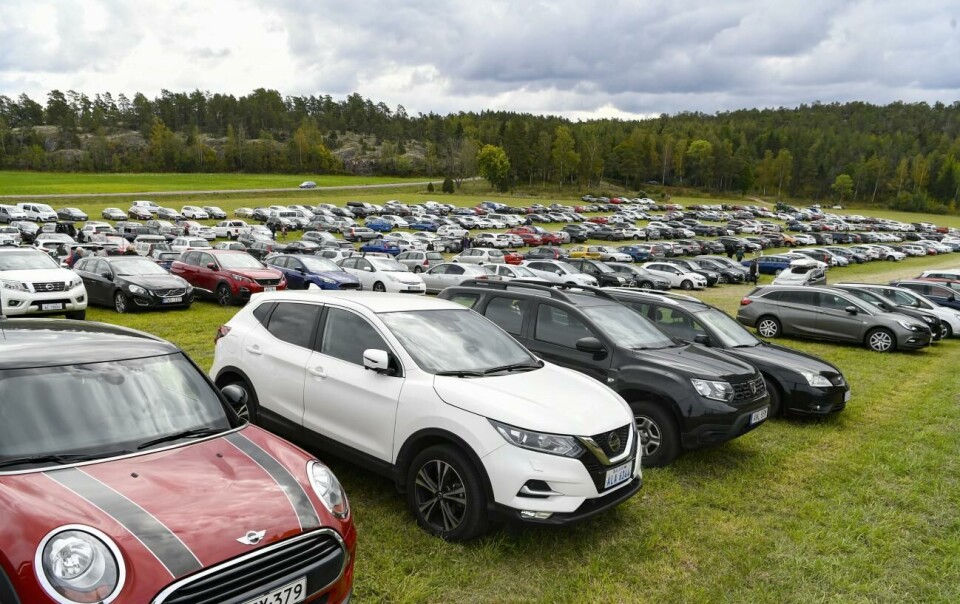 Ändringar i reseavdragen – kan locka till samåkning Sämre möjligheter till skatteavdrag för arbetsresor kan leda till mer samåkning tror finansminister Roger Höglund (C). Bilden är tagen i samband med en skördefest.