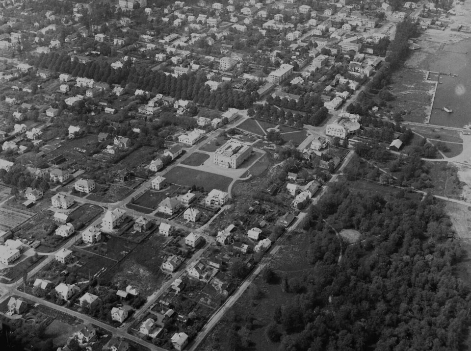 I backspegeln – Mariehamn från ovan Flygbild över Mariehamn från 1950-talet. Fotografi från Ulla Södergårdhs samling.
