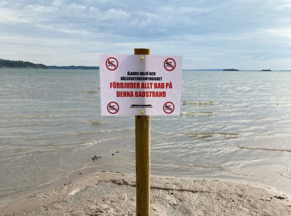ÅMHM spärrade av hela Prästö strand med hjälp av skyltar på måndagen i väntan på Fastighetsverkets mer permanenta avspärrning.