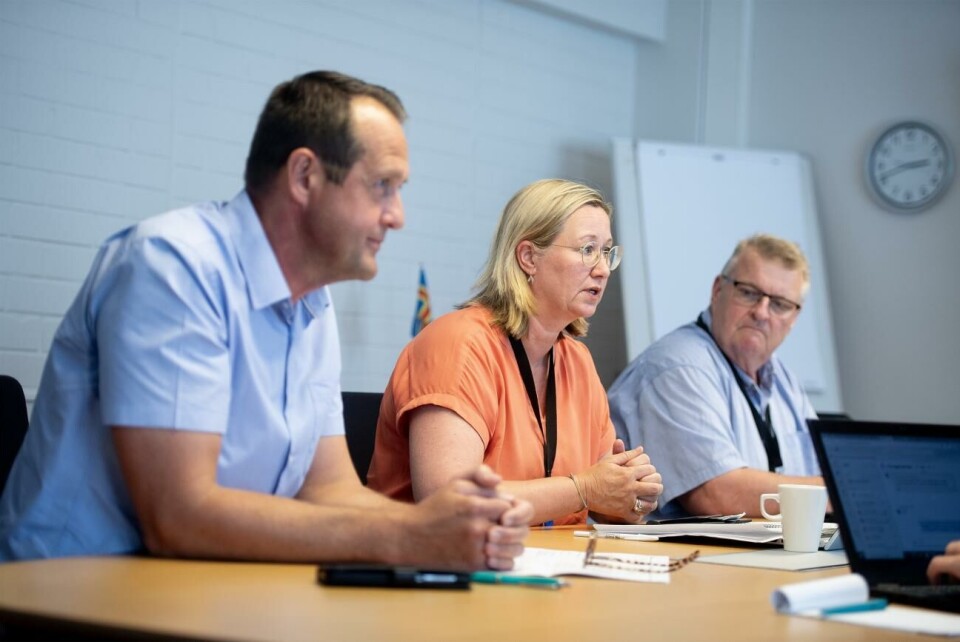 Infrastrukturavdelningens chef Fredrik Pettersson, infrastrukturminister Camilla Gunell (S) och finansminister Mars Perämaa (Lib) träffade företrädare för Finferries i veckan för att ta fram aktieägaravtal och bolagsordning för det nya bolaget Axferries.. Landskapsregeringen kallade med kort varsel till en presskonferens på måndagen för att informera om att man säger upp samtliga trafikavtal med EW Finland och Nordic Jetline. Orsaken är att rederierna, som hör till samma bolagsgrupp, meddelat att man inte längre kan uppfylla sina åtaganden. På bilden infrastrukturavdelningens chef Fredrik Pettersson, infrastrukturminister Camilla Gunell och finansminister Mars Perämaa.Hülya Tokur-Ehres