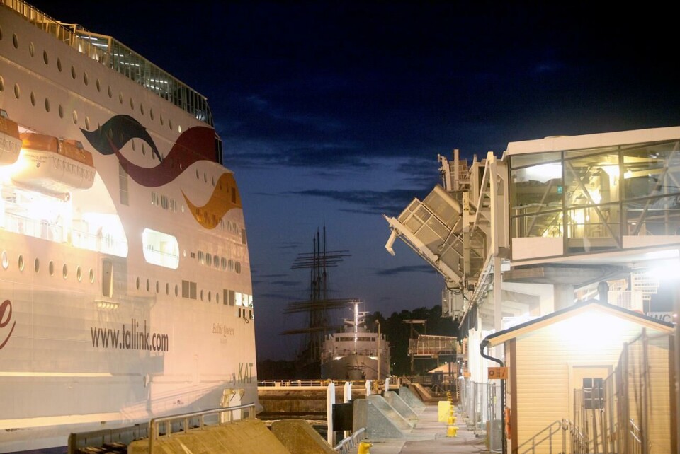Nya propellerblad har minskat bränsleförbrukningen för Tallinks Baltic Queen Gryning i västerhamn. Tallinks Baltic Queen lämnar kajen efter sitt korta stopp.