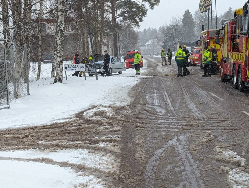 Bilen drogs ut på säkert avstånd från XL Bygg av personalen.