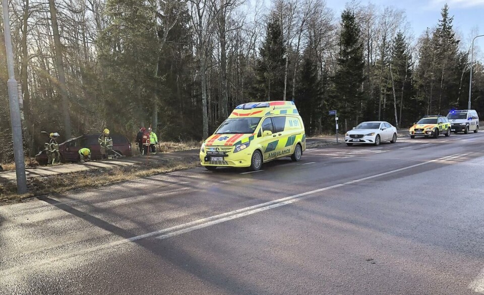 Bil voltade av Lemlandsvägen