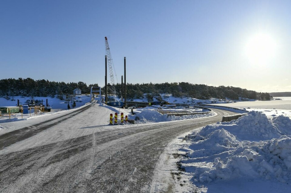 Så här såg det ut när arbetet inleddes med byte av bron. Omfartsvägen till den tillfälliga bron ska nu tas bort. 110221 , 11022021 , 20210211 , Bygget av den nya Bomarsundsbron som utförs av Eriksson Bygg Ab, Prästöbron , brobygge , Prästö , Bomarsund , idag öppnade nya tillfälliga bron medan den gamla rivs och det byggs ny bro , bygge , byggplats , omdragning av vägen till den nya tillfälliga bron
