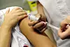 Vaccination av mot svininfluensan, H1N1vaccin *** Local Caption *** @Bildtext:Bristen på vaccin skapar nu ytterligare förseningar. Vaccinationen av gymnasieelever skjuts upp, och i stället ägnas veckan åt att slutföra vaccinationen av yngre skolungdomar.