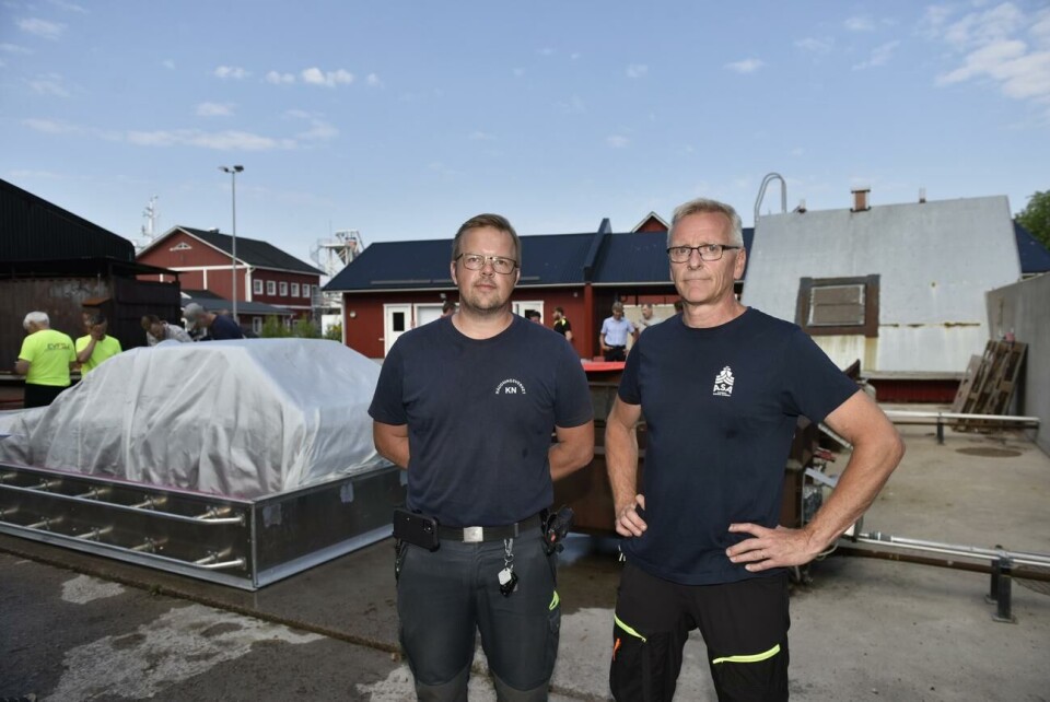 Leif Roberts, brandinspektör vid Alandica Shipping Academy, och Karl Nordlund, räddningschef vid Mariehamns räddningsverk, är positiva till att det börjar komma konkreta idéer och lösningar för släckning av elbilsbrand. Elbil brand, rddning, elfordon, slcka